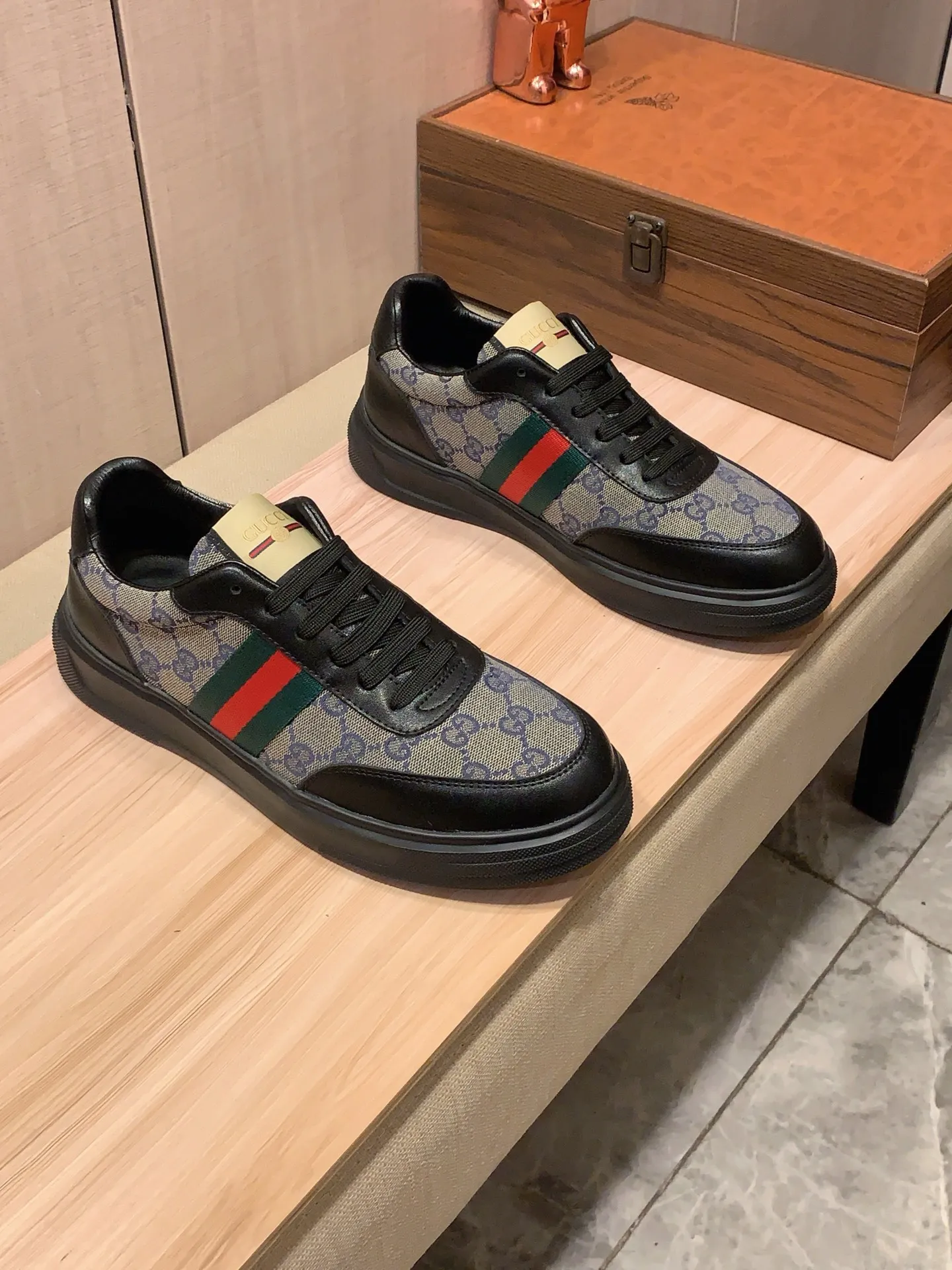 Men's Men's Shoes💰420💰💰🎩🎩[Lightning][Lightning] "Gucci*" The latest and most popular casual shoes, top brand [seduce] luxury ~ purchasing agency, top ~ quality. [Strong] The upper is made of imported breathable cowhide with material ➕ breathable sheepskin feet (•) and fine workmanship. The original stylish and stylish soft rubber wear-resistant and non-slip outsole is light and comfortable on the feet. The real thing looks better when photographed in person. 111: code: 38-44, 3️⃣ colors selected